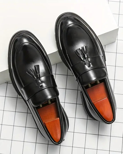 Completo Old Money elegante con camicia coreana in lino, pantaloni sartoriali e mocassini classici con nappine